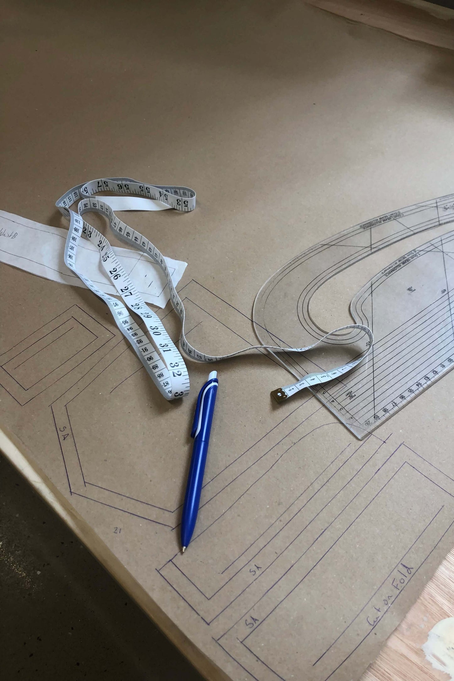 a measuring tape and a pen on a table